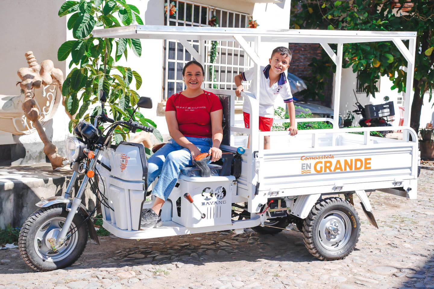 El presidente municipal, Gustavo Ayón, entregó una motocicleta a Araceli, vecina de Las Piedras, para apoyarla a emprender y comenzar a vender sus productos.